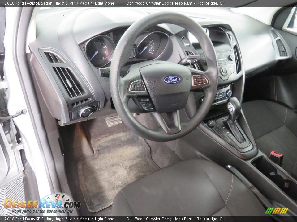 2018 Ford Focus SE Sedan Ingot Silver / Medium Light Stone Photo #20