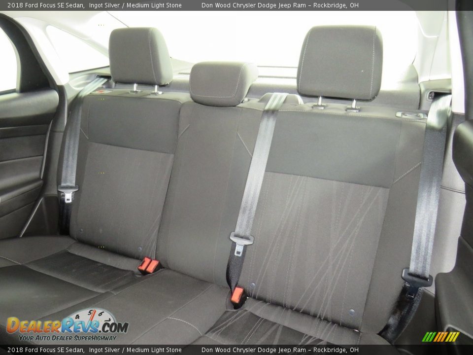 2018 Ford Focus SE Sedan Ingot Silver / Medium Light Stone Photo #21