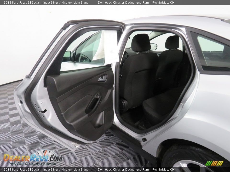 2018 Ford Focus SE Sedan Ingot Silver / Medium Light Stone Photo #22