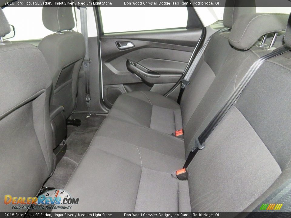 2018 Ford Focus SE Sedan Ingot Silver / Medium Light Stone Photo #23