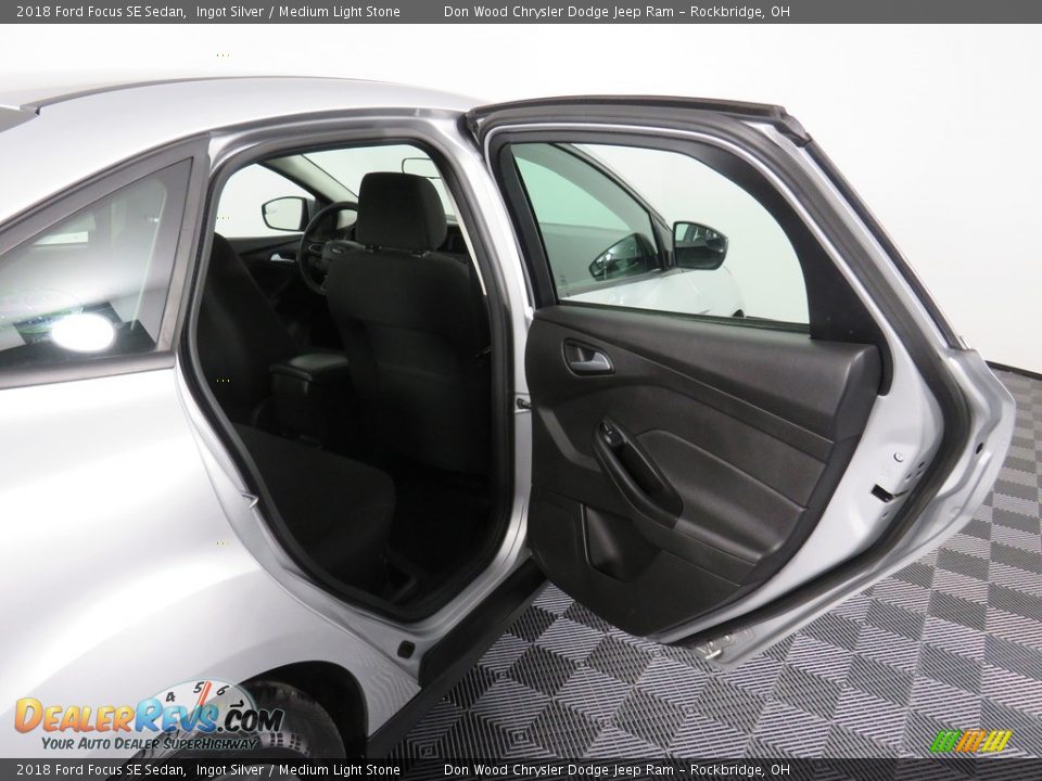2018 Ford Focus SE Sedan Ingot Silver / Medium Light Stone Photo #25