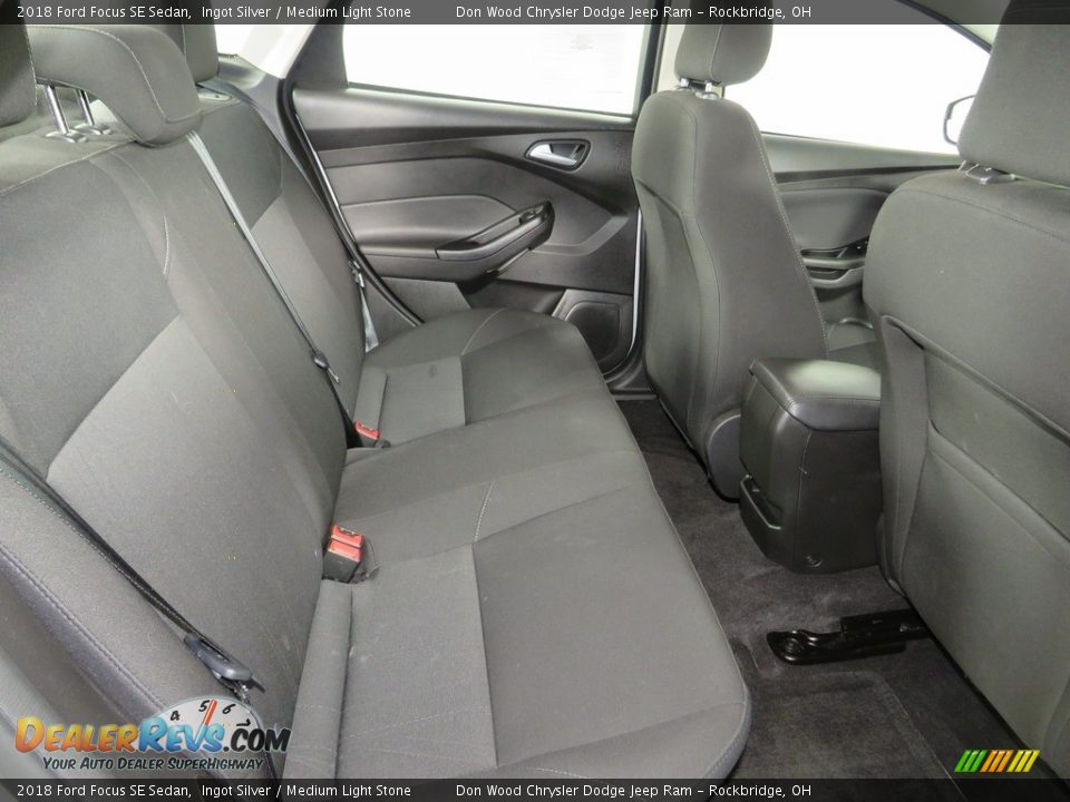 2018 Ford Focus SE Sedan Ingot Silver / Medium Light Stone Photo #26
