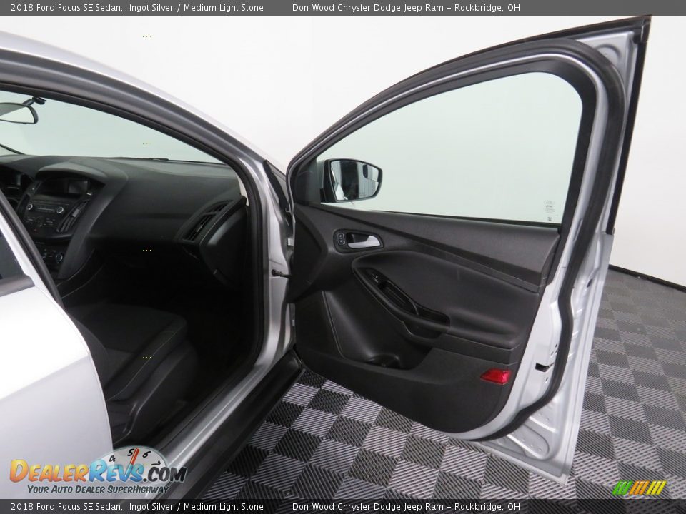 2018 Ford Focus SE Sedan Ingot Silver / Medium Light Stone Photo #27