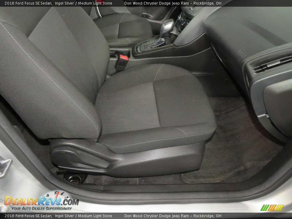 2018 Ford Focus SE Sedan Ingot Silver / Medium Light Stone Photo #28