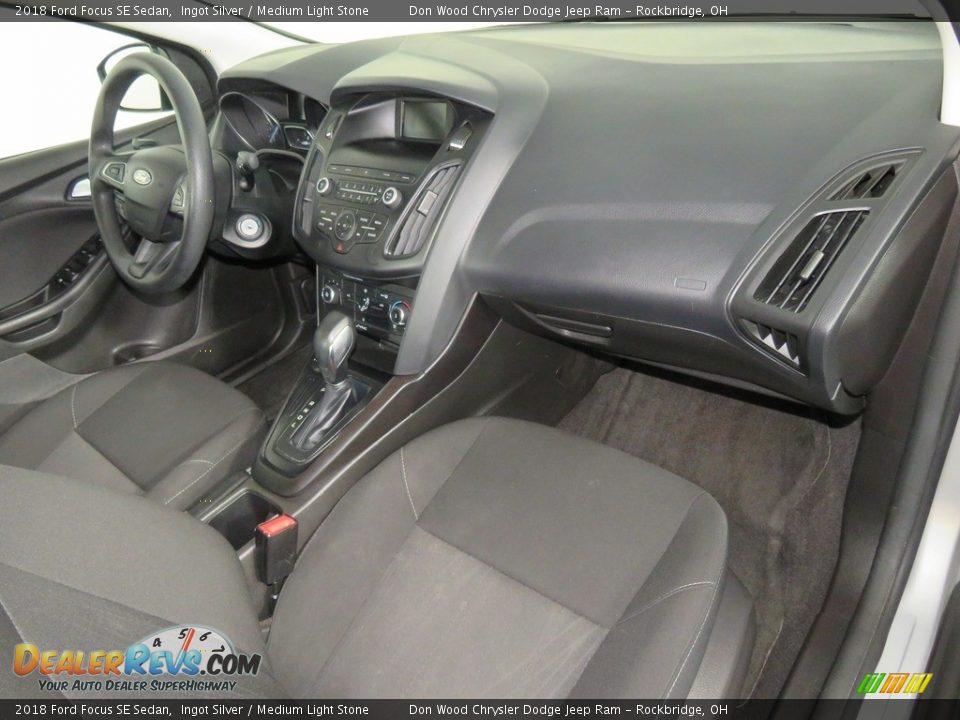 2018 Ford Focus SE Sedan Ingot Silver / Medium Light Stone Photo #29
