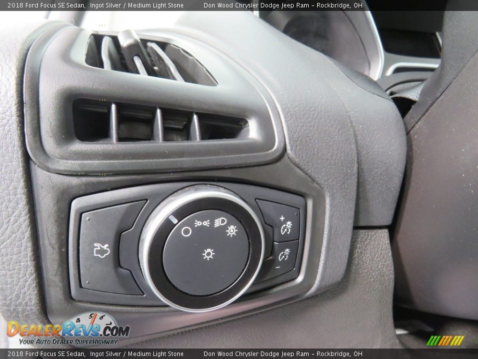 2018 Ford Focus SE Sedan Ingot Silver / Medium Light Stone Photo #30