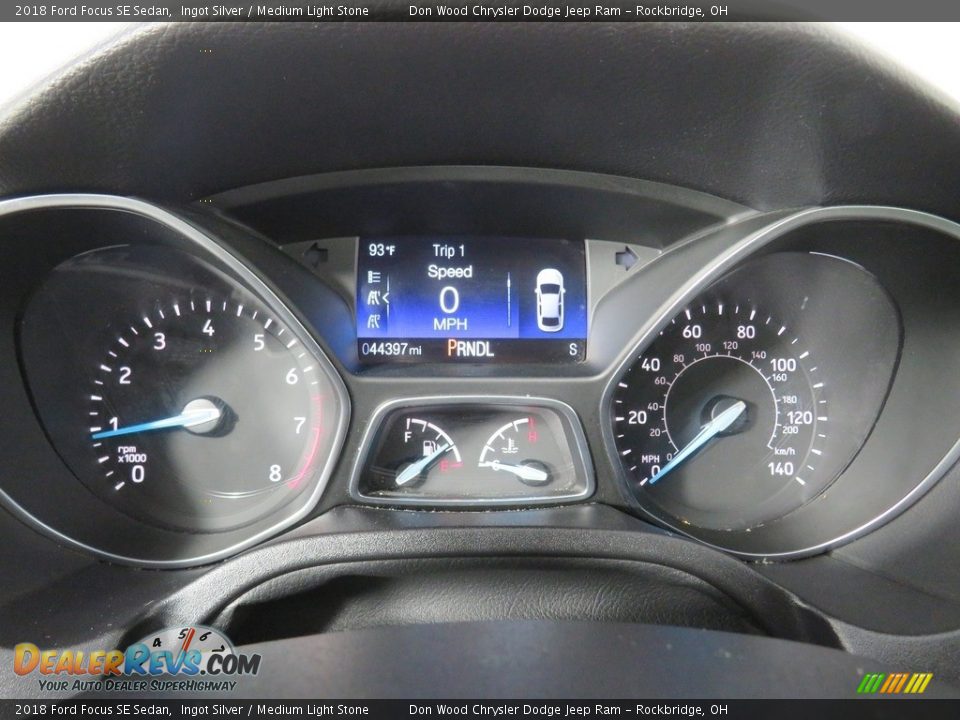 2018 Ford Focus SE Sedan Ingot Silver / Medium Light Stone Photo #31