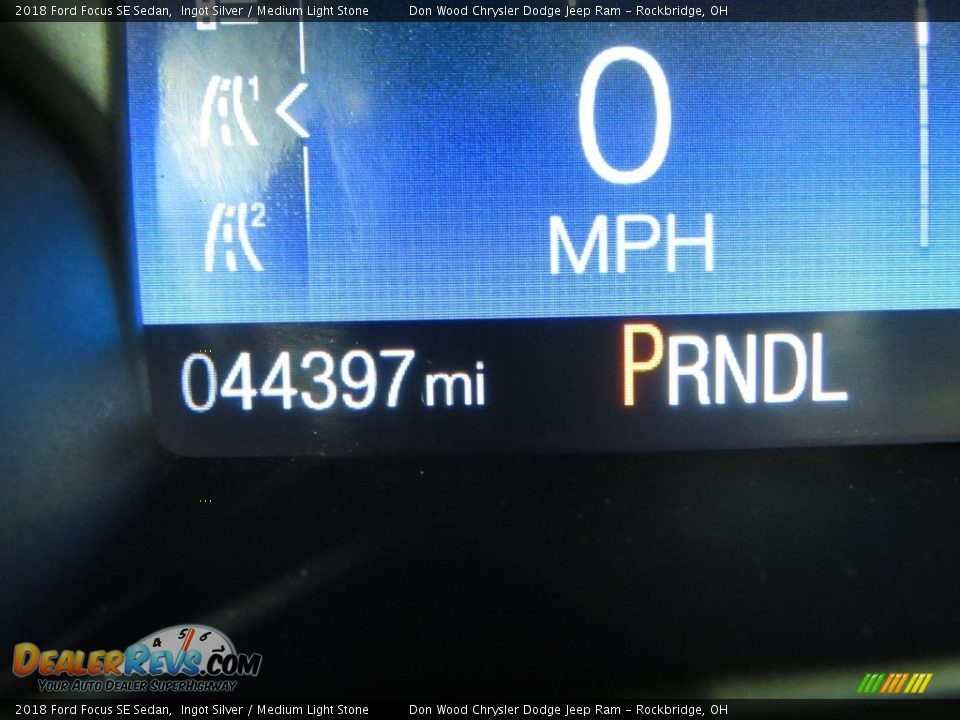 2018 Ford Focus SE Sedan Ingot Silver / Medium Light Stone Photo #32