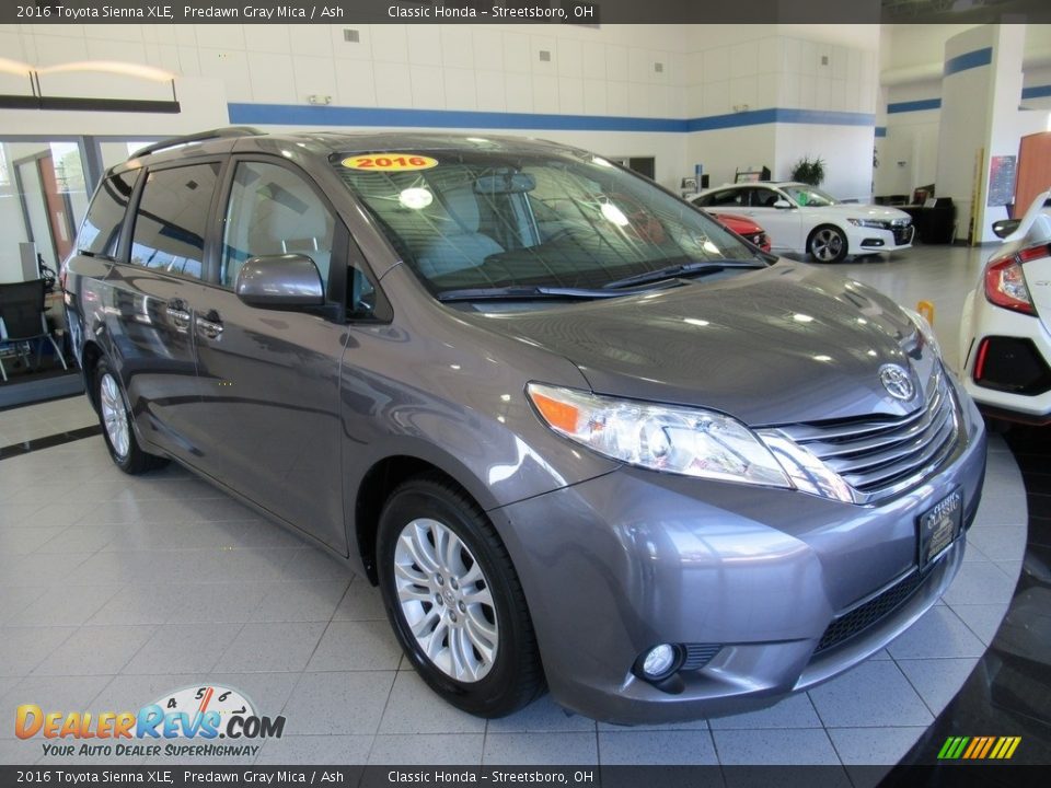 Front 3/4 View of 2016 Toyota Sienna XLE Photo #3