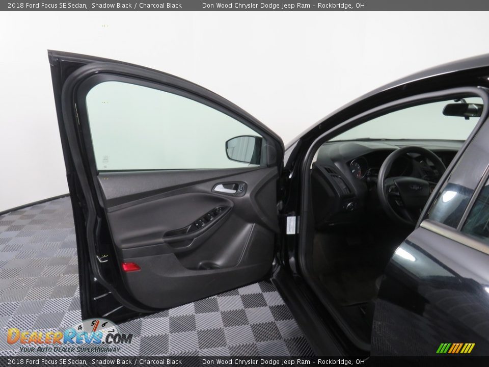 2018 Ford Focus SE Sedan Shadow Black / Charcoal Black Photo #28