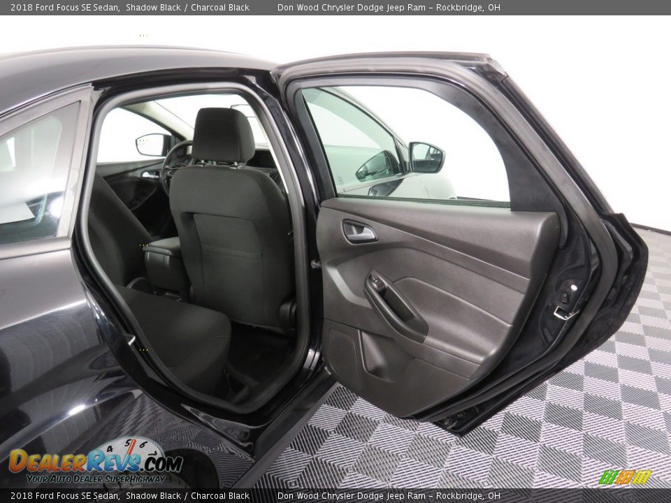 2018 Ford Focus SE Sedan Shadow Black / Charcoal Black Photo #35