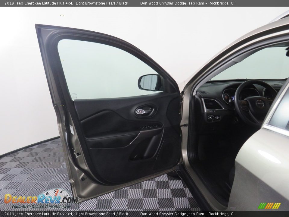 2019 Jeep Cherokee Latitude Plus 4x4 Light Brownstone Pearl / Black Photo #18