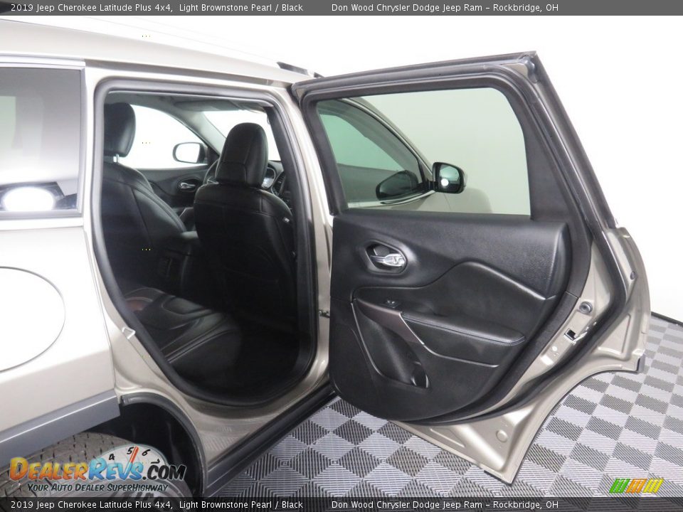2019 Jeep Cherokee Latitude Plus 4x4 Light Brownstone Pearl / Black Photo #28