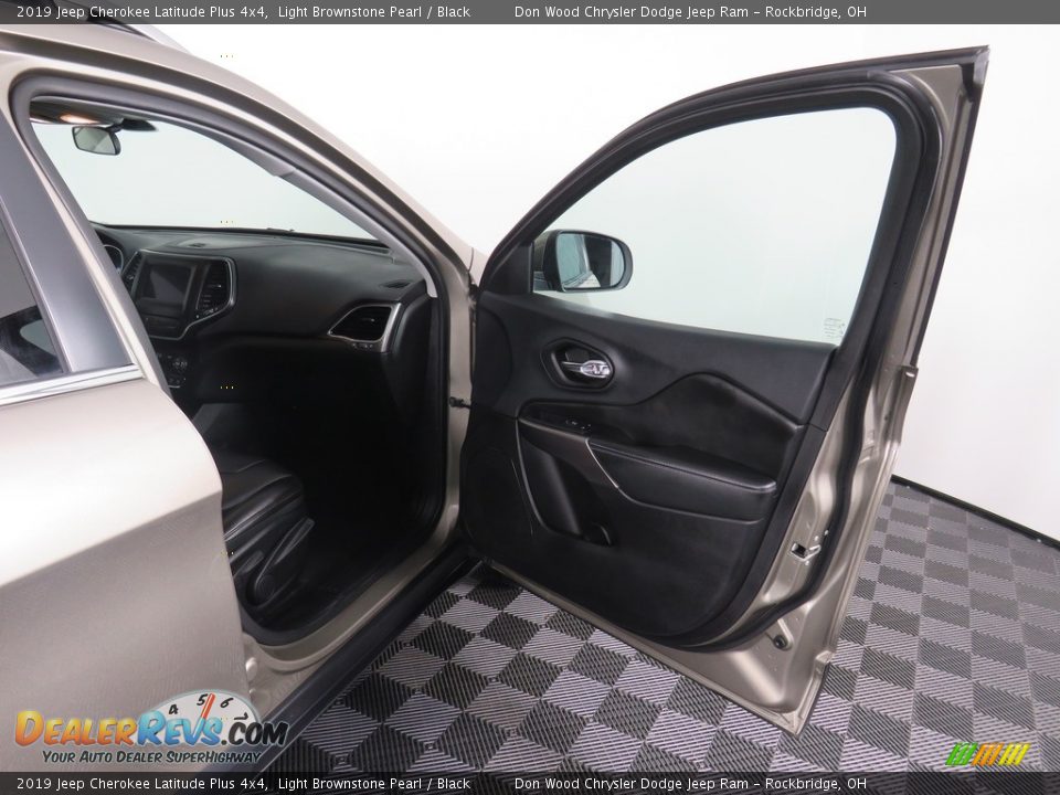 2019 Jeep Cherokee Latitude Plus 4x4 Light Brownstone Pearl / Black Photo #30