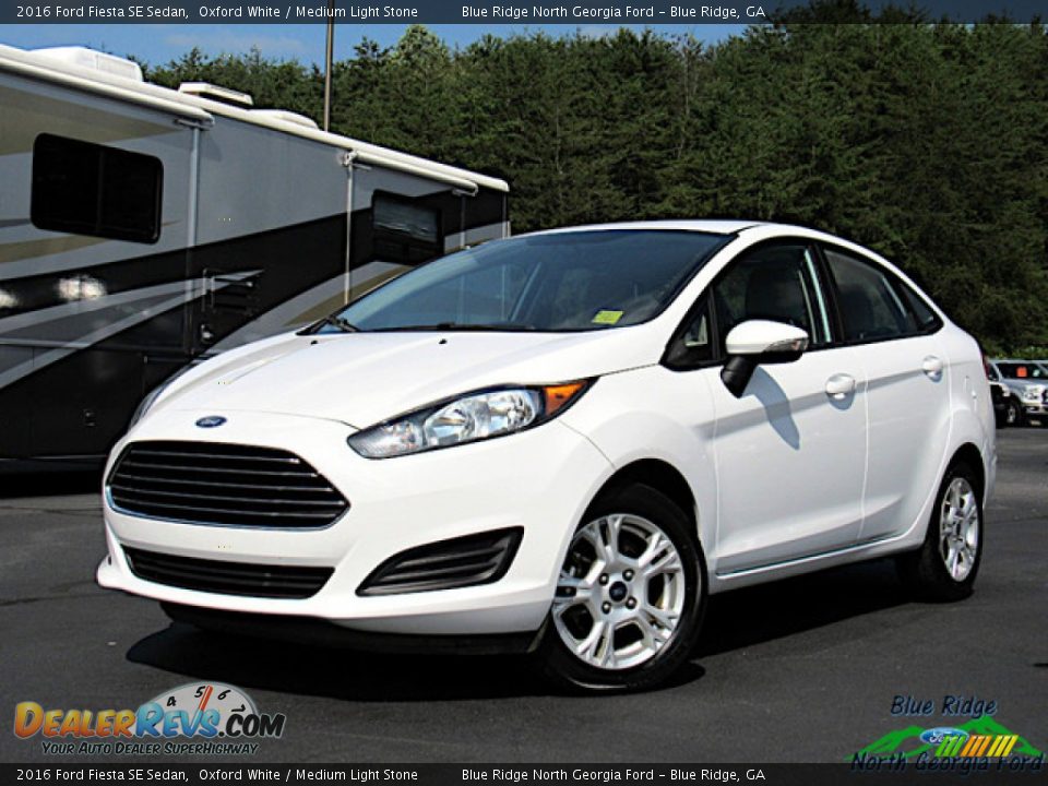 2016 Ford Fiesta SE Sedan Oxford White / Medium Light Stone Photo #1