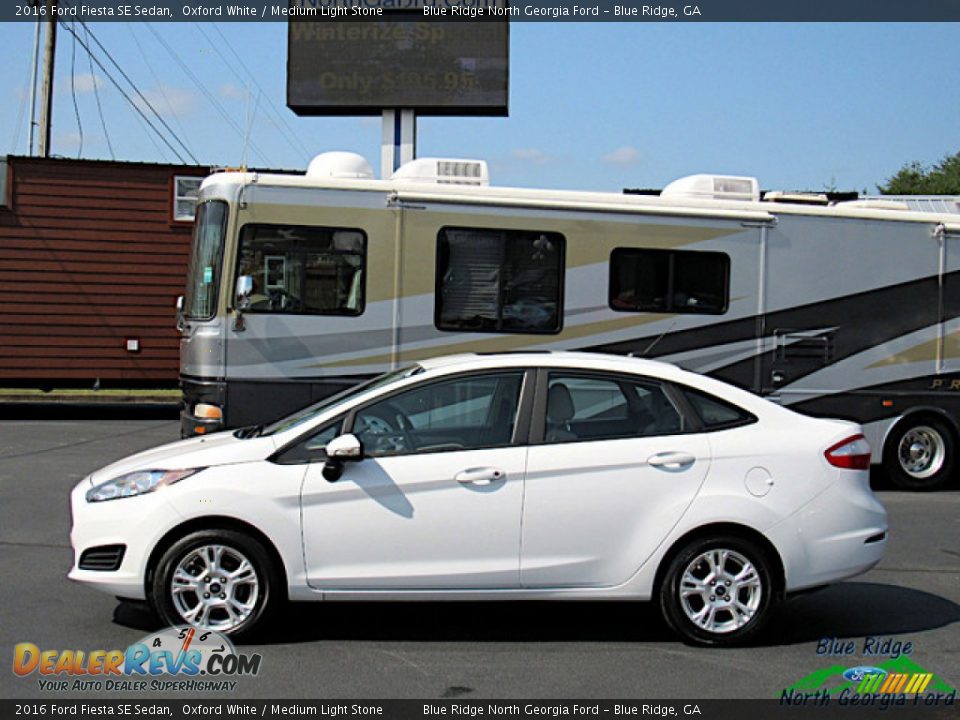 2016 Ford Fiesta SE Sedan Oxford White / Medium Light Stone Photo #2