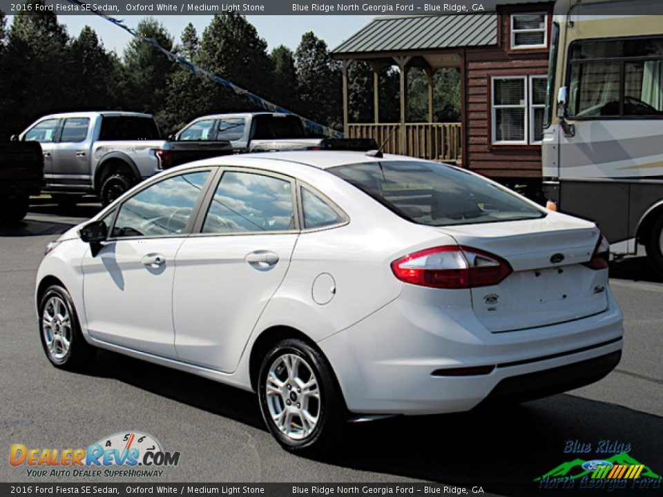 2016 Ford Fiesta SE Sedan Oxford White / Medium Light Stone Photo #3