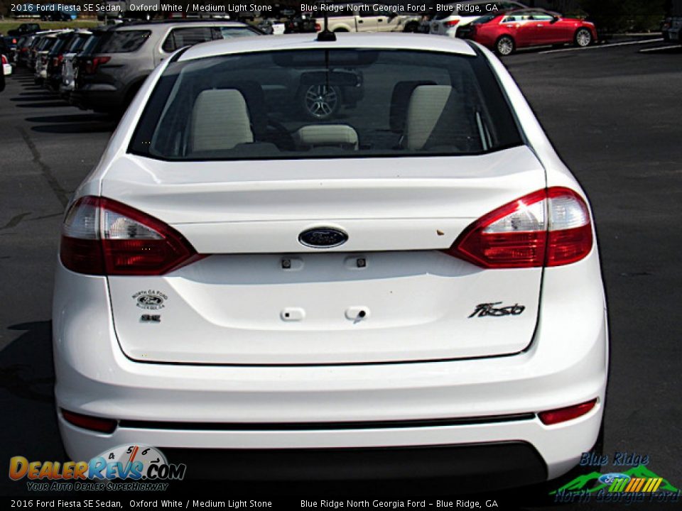 2016 Ford Fiesta SE Sedan Oxford White / Medium Light Stone Photo #4