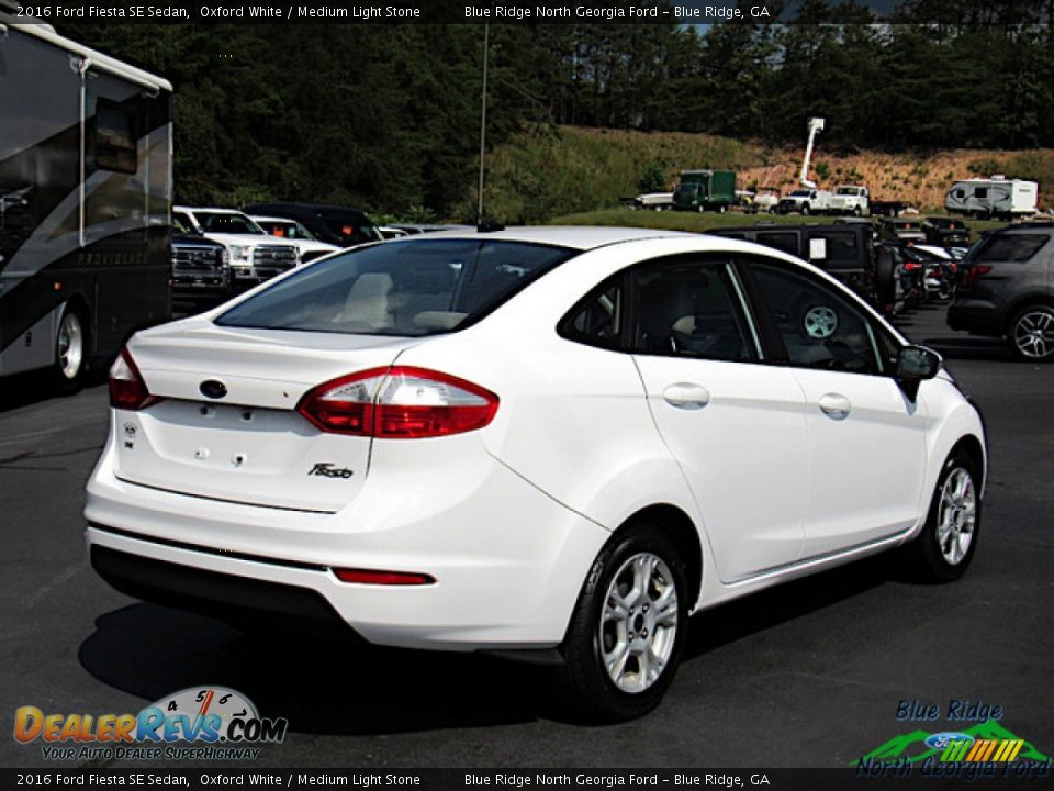 2016 Ford Fiesta SE Sedan Oxford White / Medium Light Stone Photo #5