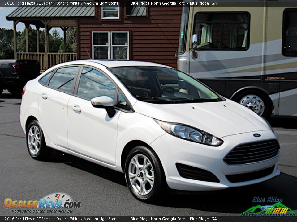 2016 Ford Fiesta SE Sedan Oxford White / Medium Light Stone Photo #7