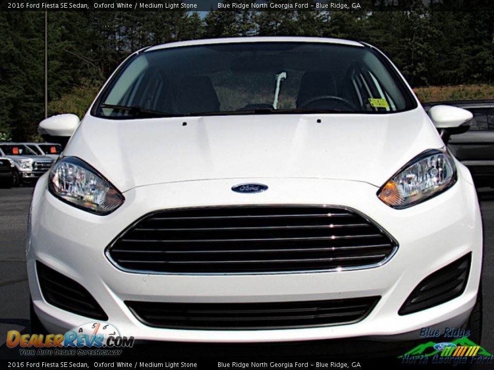 2016 Ford Fiesta SE Sedan Oxford White / Medium Light Stone Photo #8