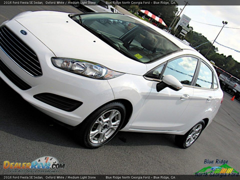 2016 Ford Fiesta SE Sedan Oxford White / Medium Light Stone Photo #27