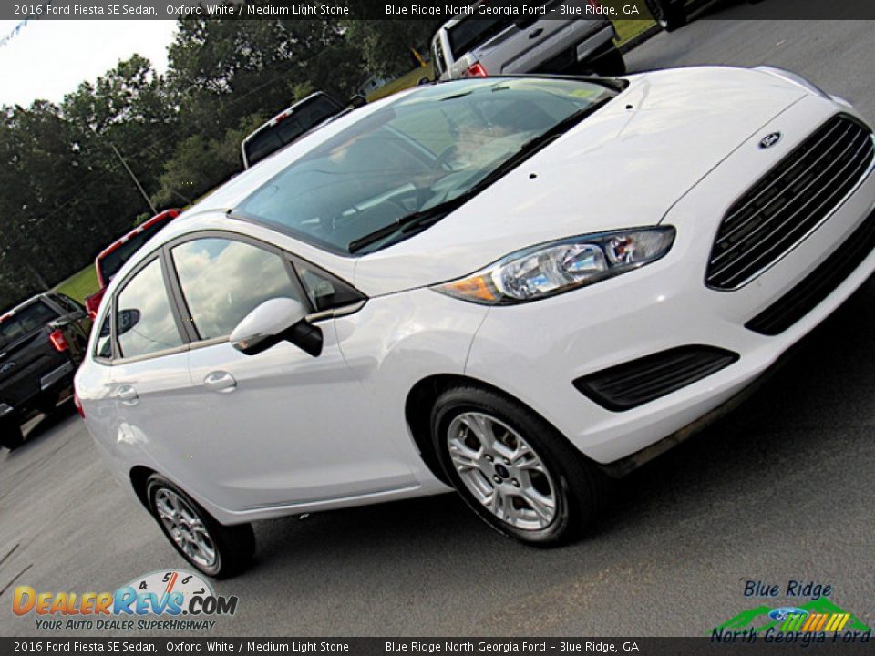 2016 Ford Fiesta SE Sedan Oxford White / Medium Light Stone Photo #28