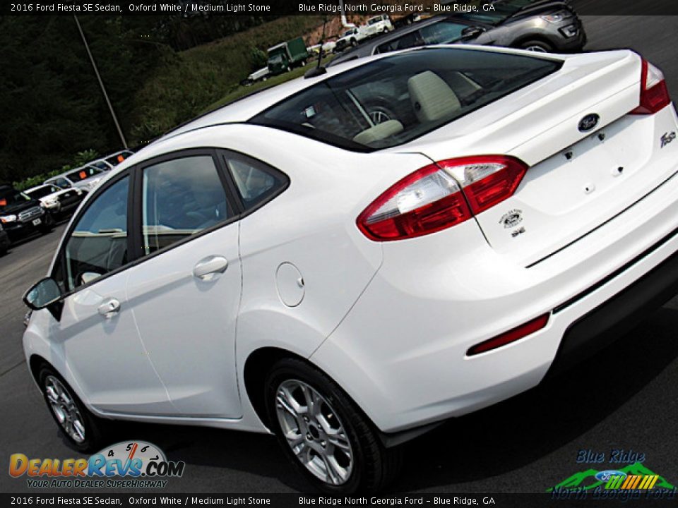 2016 Ford Fiesta SE Sedan Oxford White / Medium Light Stone Photo #30