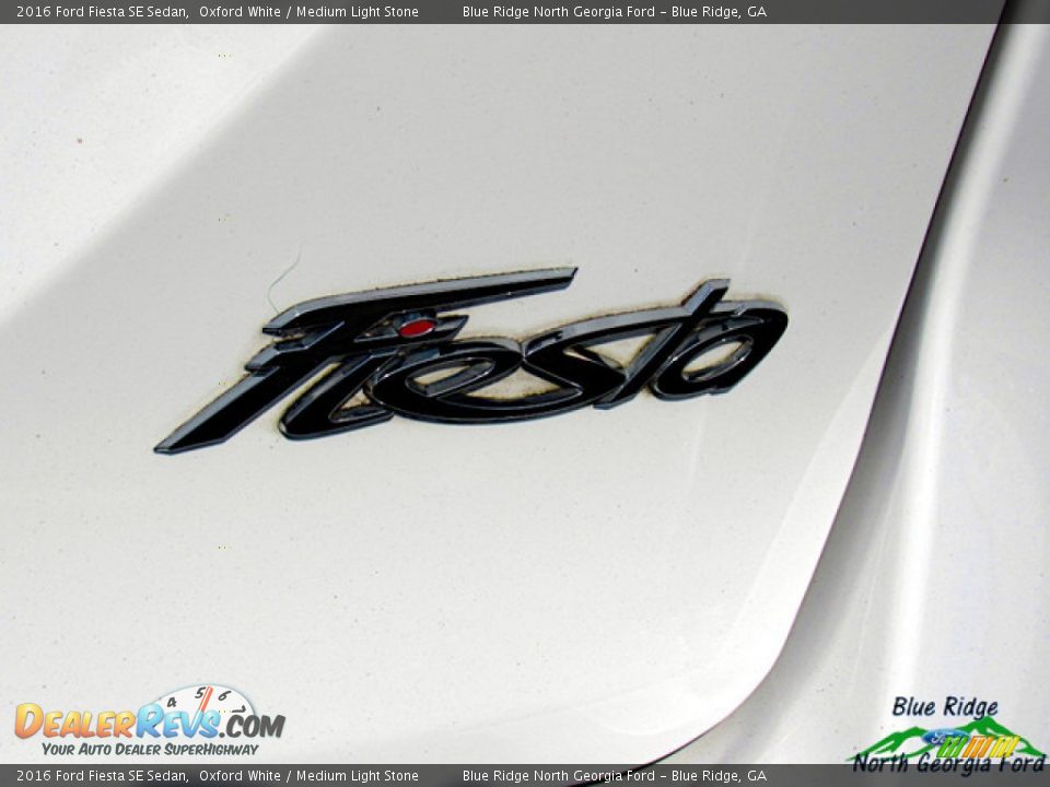 2016 Ford Fiesta SE Sedan Oxford White / Medium Light Stone Photo #32