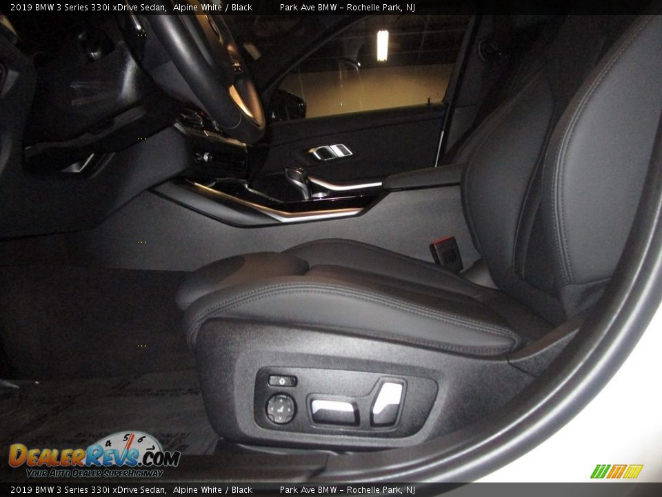 2019 BMW 3 Series 330i xDrive Sedan Alpine White / Black Photo #10