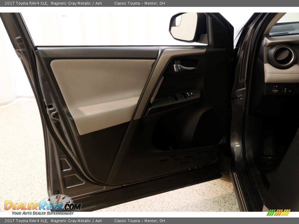 2017 Toyota RAV4 XLE Magnetic Gray Metallic / Ash Photo #4