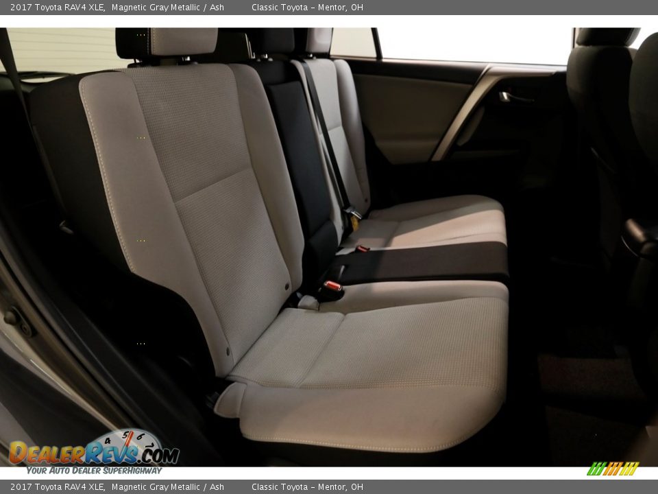 2017 Toyota RAV4 XLE Magnetic Gray Metallic / Ash Photo #16