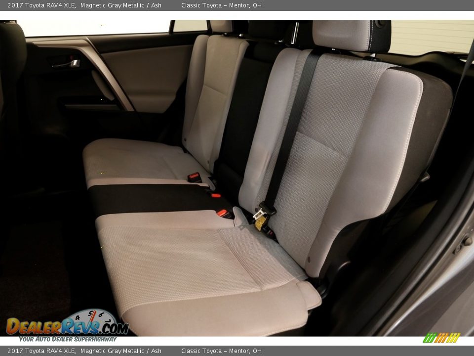 2017 Toyota RAV4 XLE Magnetic Gray Metallic / Ash Photo #17