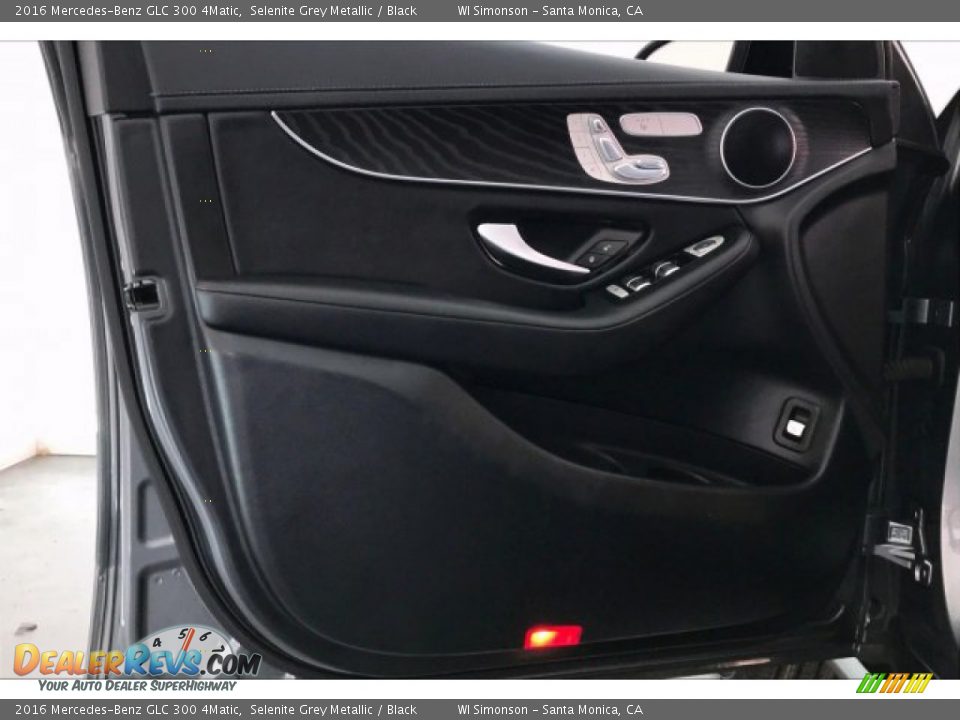 Door Panel of 2016 Mercedes-Benz GLC 300 4Matic Photo #25