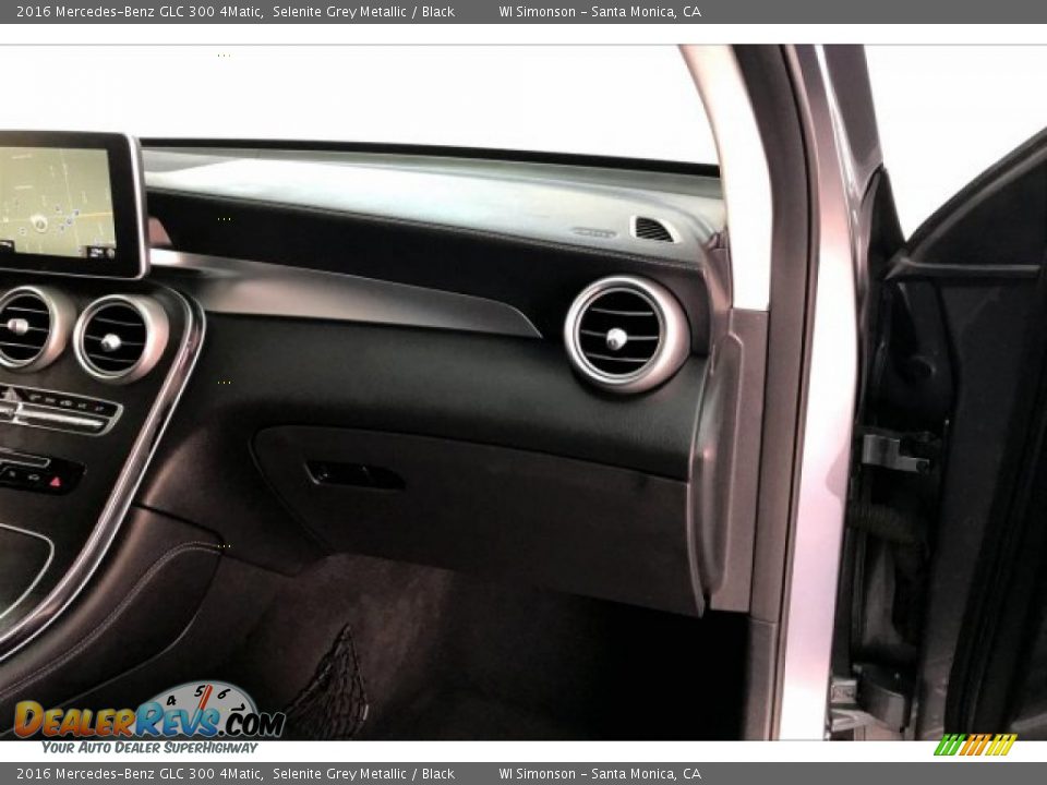 Dashboard of 2016 Mercedes-Benz GLC 300 4Matic Photo #28