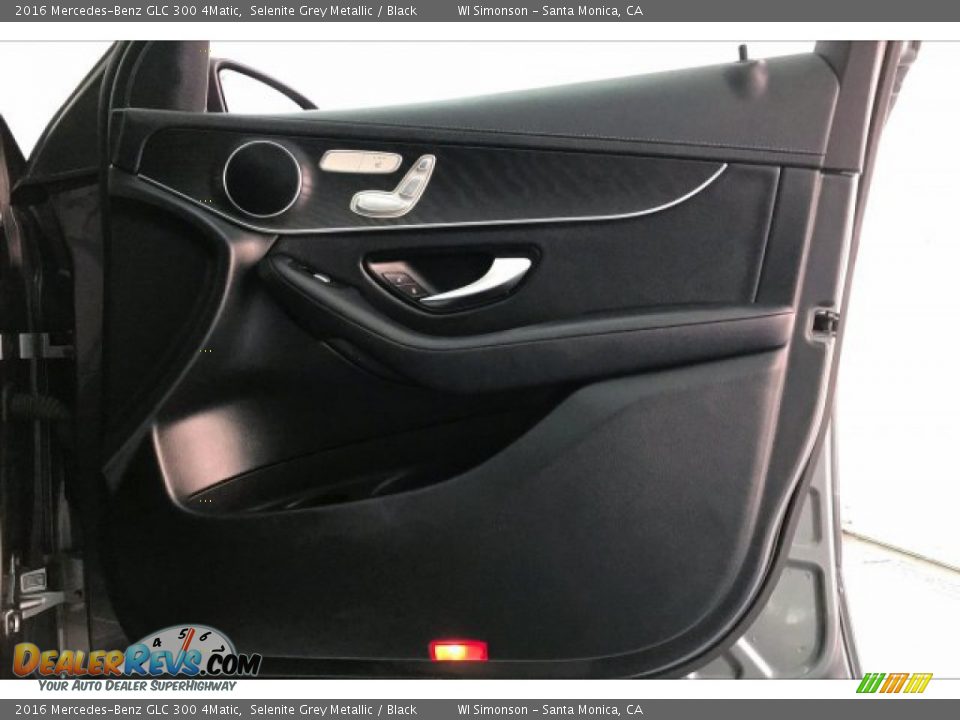 Door Panel of 2016 Mercedes-Benz GLC 300 4Matic Photo #30