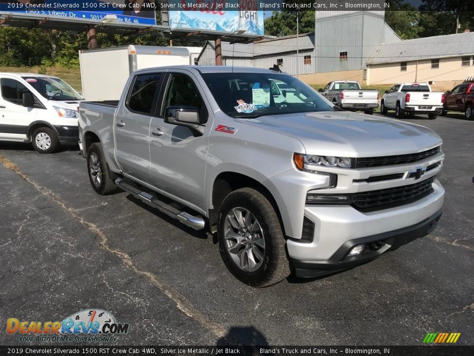 Front 3/4 View of 2019 Chevrolet Silverado 1500 RST Crew Cab 4WD Photo #4