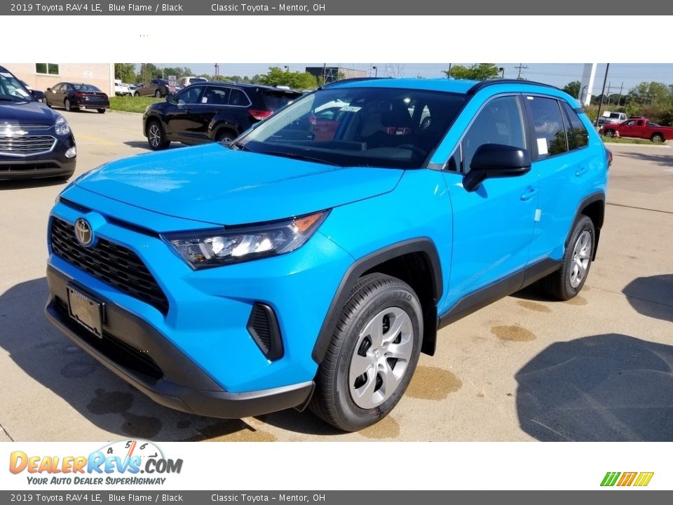 Front 3/4 View of 2019 Toyota RAV4 LE Photo #1