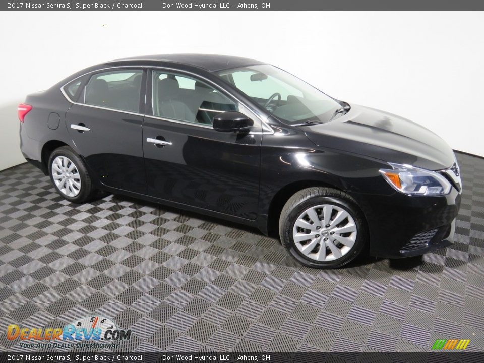 Front 3/4 View of 2017 Nissan Sentra S Photo #2