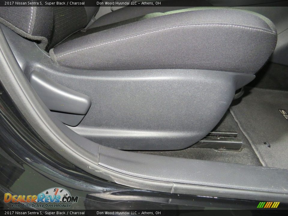 2017 Nissan Sentra S Super Black / Charcoal Photo #24