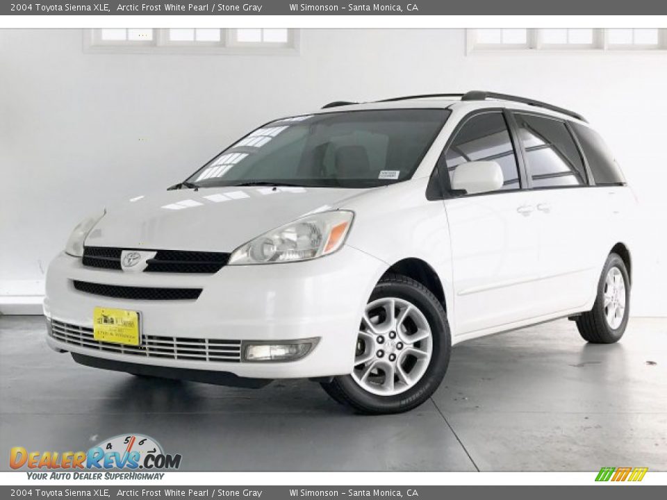 Front 3/4 View of 2004 Toyota Sienna XLE Photo #12