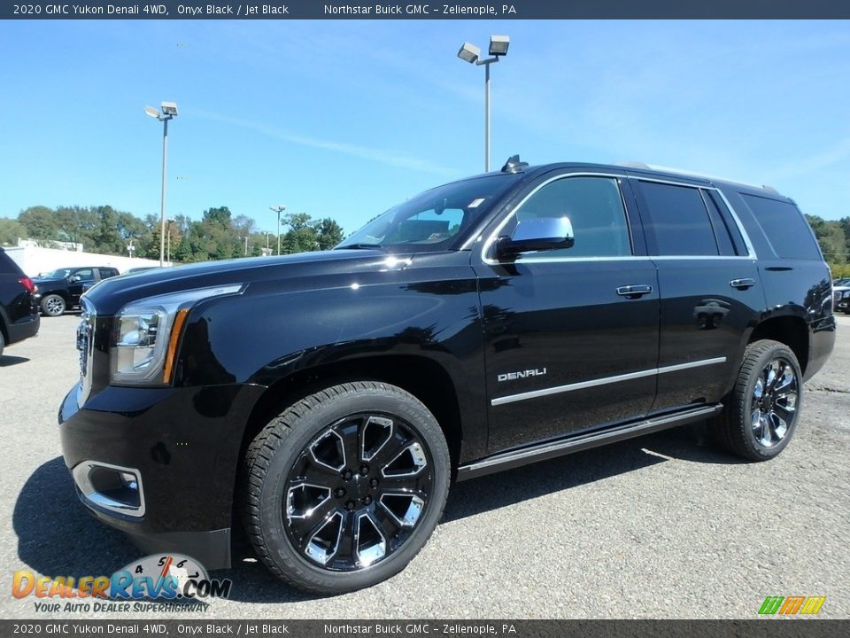 Front 3/4 View of 2020 GMC Yukon Denali 4WD Photo #1