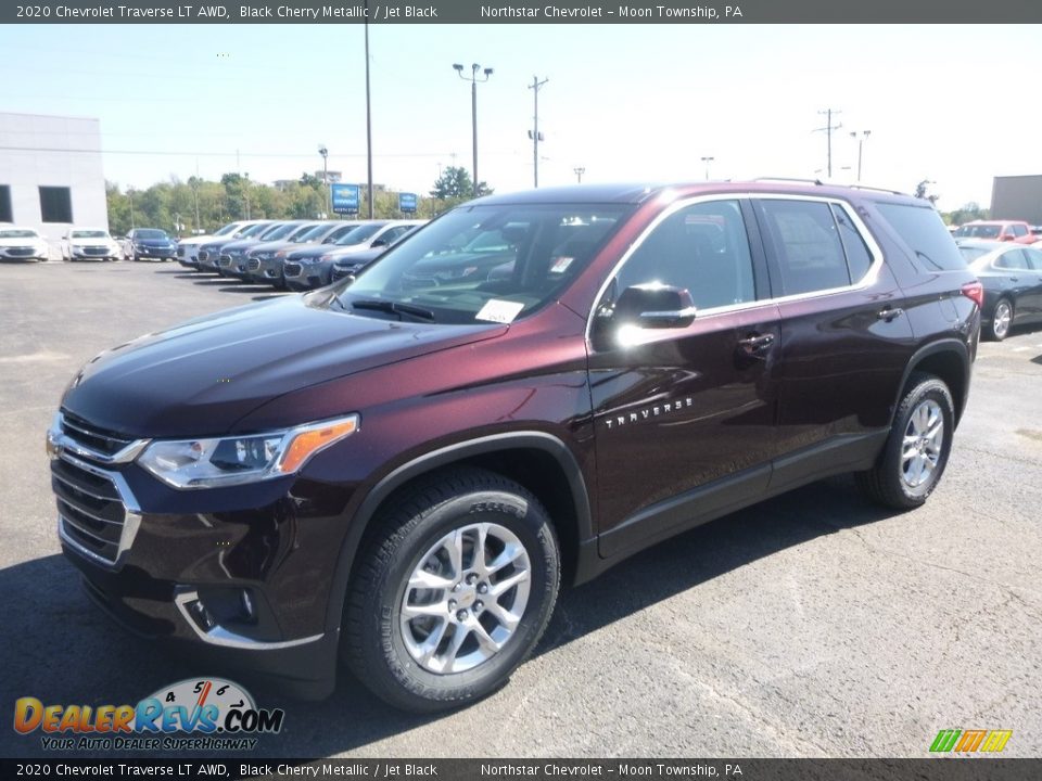 Front 3/4 View of 2020 Chevrolet Traverse LT AWD Photo #1