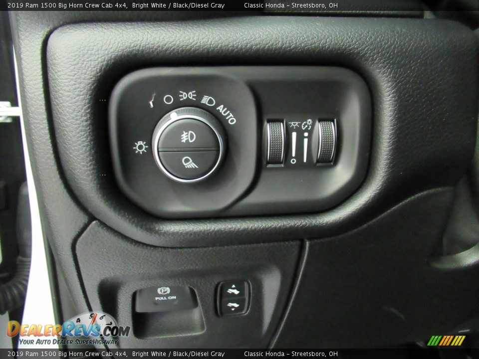 2019 Ram 1500 Big Horn Crew Cab 4x4 Bright White / Black/Diesel Gray Photo #32