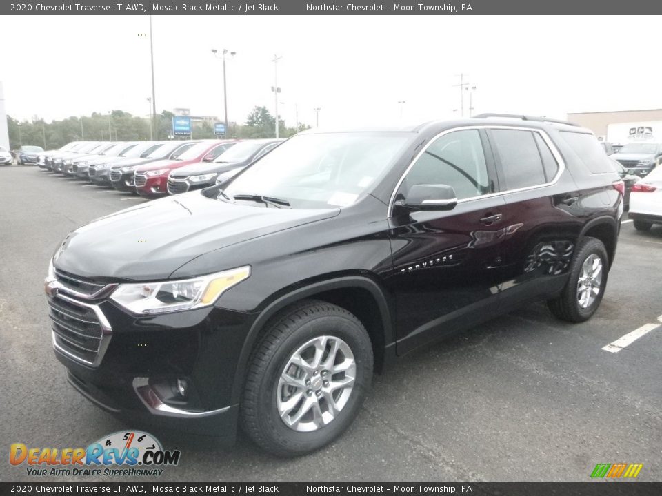 Front 3/4 View of 2020 Chevrolet Traverse LT AWD Photo #1