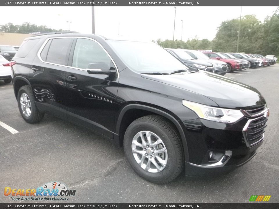 Front 3/4 View of 2020 Chevrolet Traverse LT AWD Photo #7