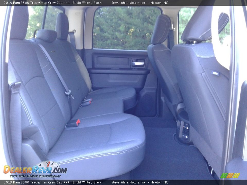 2019 Ram 3500 Tradesman Crew Cab 4x4 Bright White / Black Photo #13
