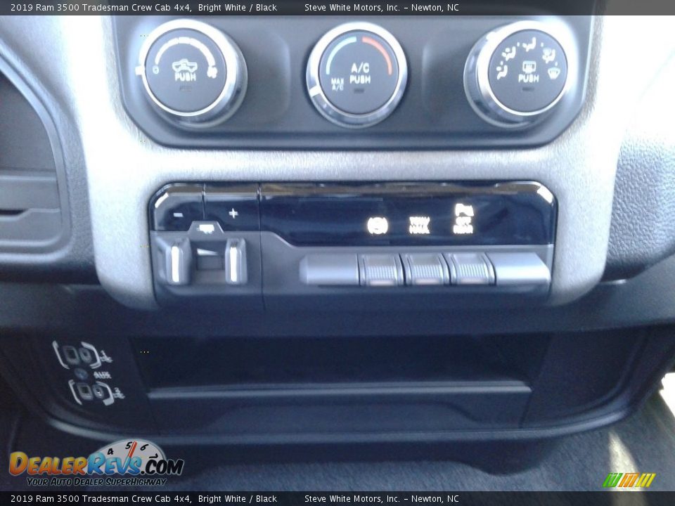 2019 Ram 3500 Tradesman Crew Cab 4x4 Bright White / Black Photo #21
