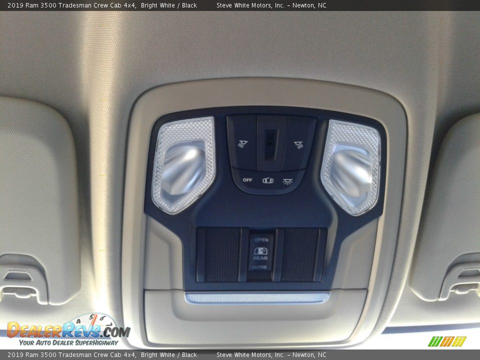 2019 Ram 3500 Tradesman Crew Cab 4x4 Bright White / Black Photo #24