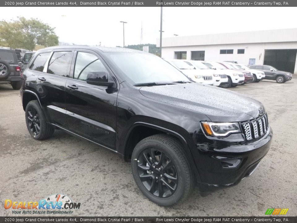 Front 3/4 View of 2020 Jeep Grand Cherokee Laredo 4x4 Photo #7